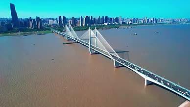 武汉长江二桥城市交通车流航拍视频的预览图